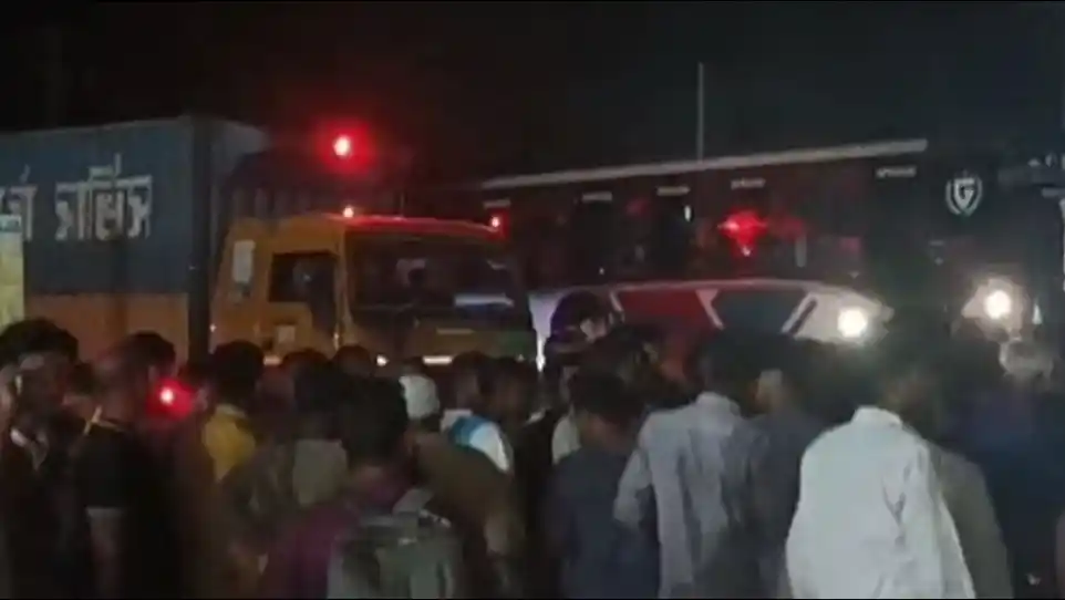 প্রবেশপত্র না পেয়ে গাইবান্ধায় পরীক্ষার্থীদের মহাসড়ক অবরোধ: বিপাকে সাধারণ যাত্রীরা