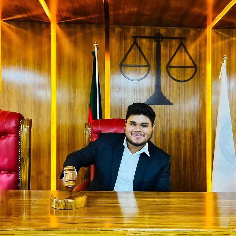 AIUB থেকে এলএল.বি সম্পন্ন করলেন সাঈদ সবুর মোনতাসির জয়