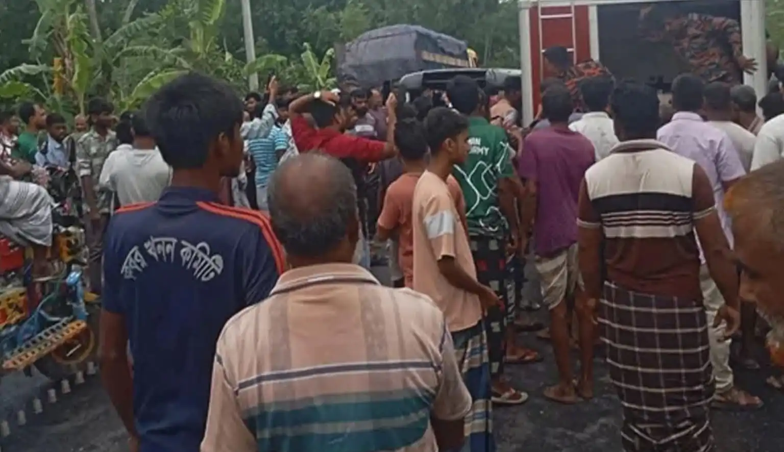রাজশাহী-নওগাঁ মহাসড়কে ট্রাকের ধাক্কায় লন্ডভন্ড মাহিন্দ্রা, ইসলামী ব্যাংকের কর্মকর্তাসহ নিহত ২
