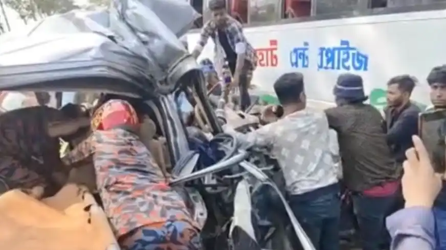 বরিশালে বাস-মাইক্রোবাসের ভয়াবহ সংঘর্ষ; প্রাণ হারালেন ২ জন