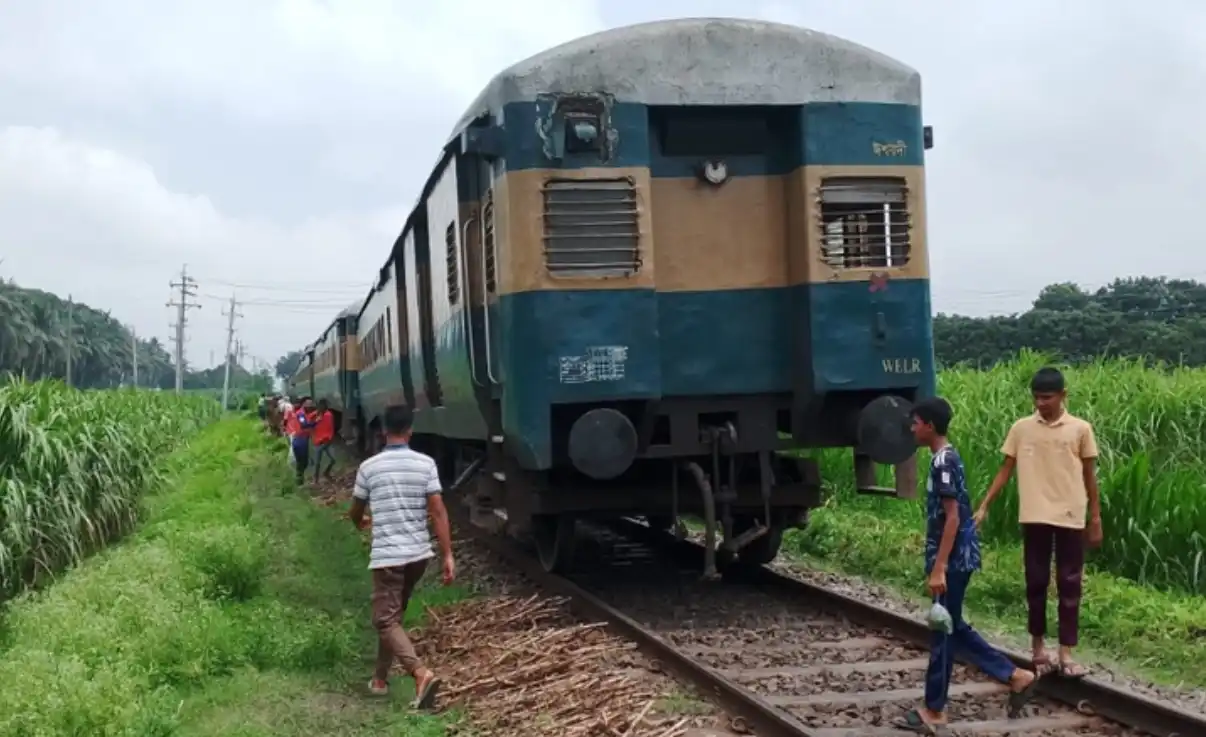 রাজশাহীতে ট্রেন লাইনচ্যুত, ৩ ঘণ্টা পর রেল চলাচল স্বাভাবিক