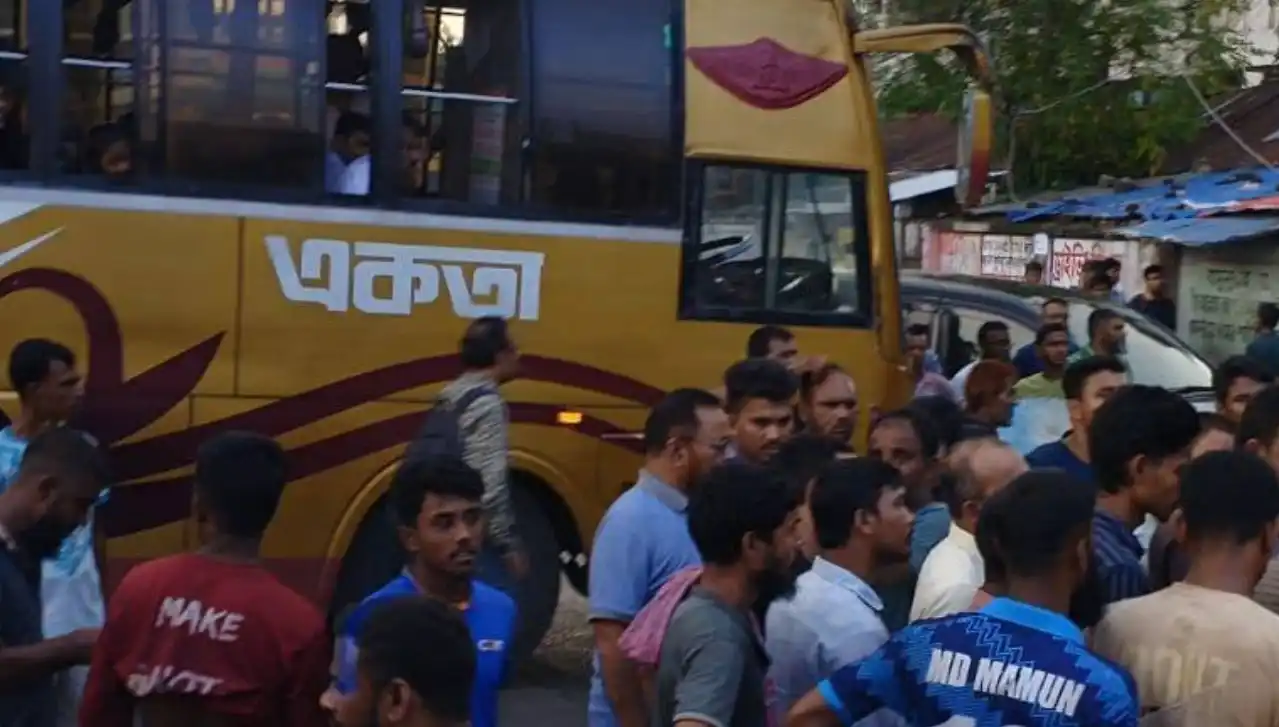 রাজধানীর মহাখালীতে সড়ক অবরোধ, যান চলাচল বন্ধ