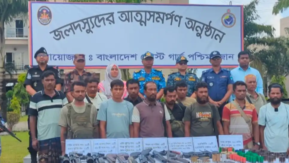 সুন্দরবনের বনদস্যু ‘নানা ভাই’ বাহিনীর ১২ সদস্যের আত্মসমর্পণ