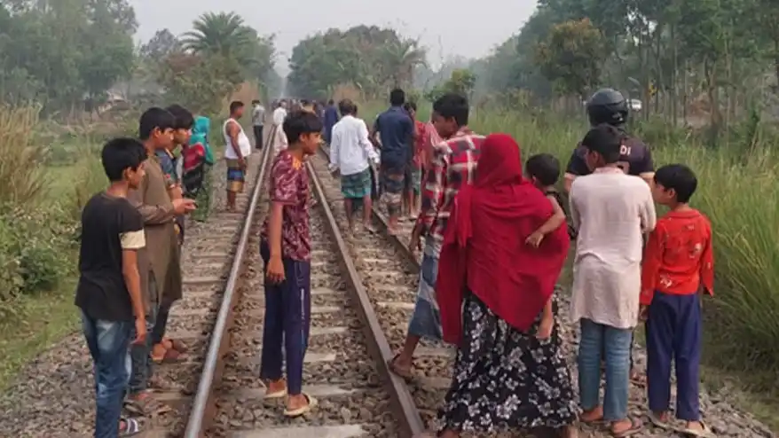 জয়পুরহাটে ট্রেনের নিচে কাটা পড়ে যুবকের মৃত্যু; কানে ছিল হেডফোন