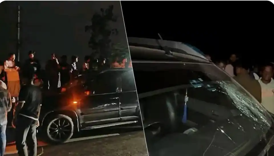 হাটহাজারীতে ব্যবসায়ীর চলন্ত গাড়িতে ইটপাটকেল ও গুলিবর্ষণ, আতঙ্ক ছড়িয়েছে