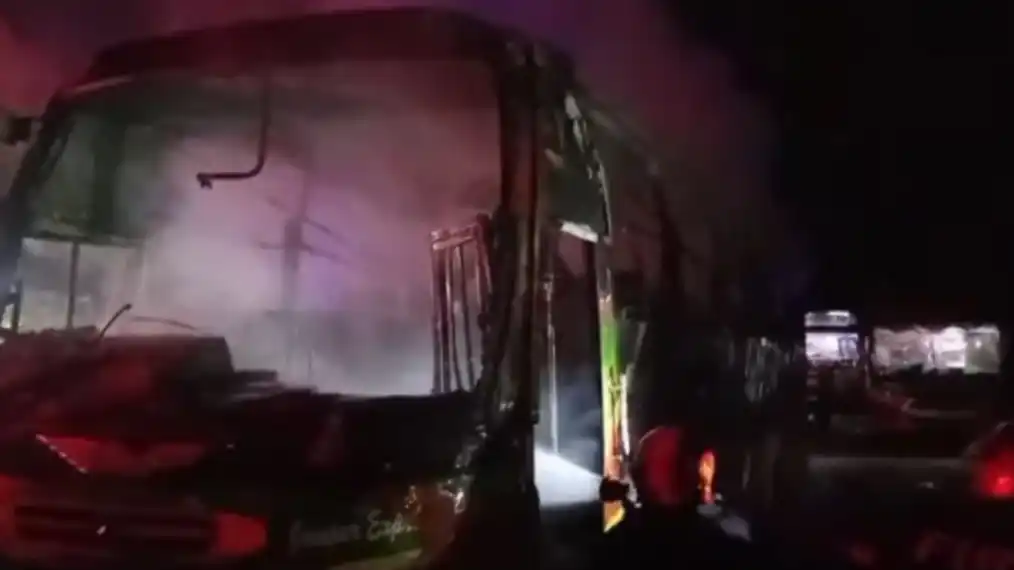 চাঁদপুরে দাঁড়িয়ে থাকা তিনটি বাসে ভয়াবহ আগুন