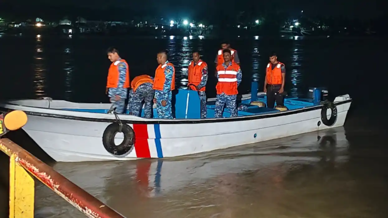খুলনার ভৈরব নদে ফেরির সঙ্গে ট্রলারের সংঘর্ষ