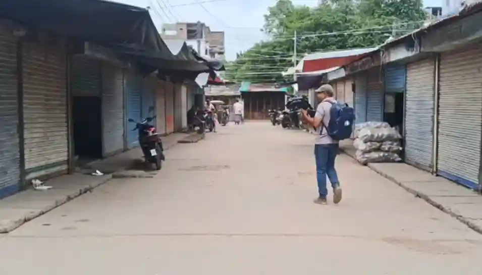 মেহেরপুরে চাঁদাবাজির প্রতিবাদে কাঁচাবাজার বন্ধ, সড়কে ব্যবসায়ীদের অবস্থান