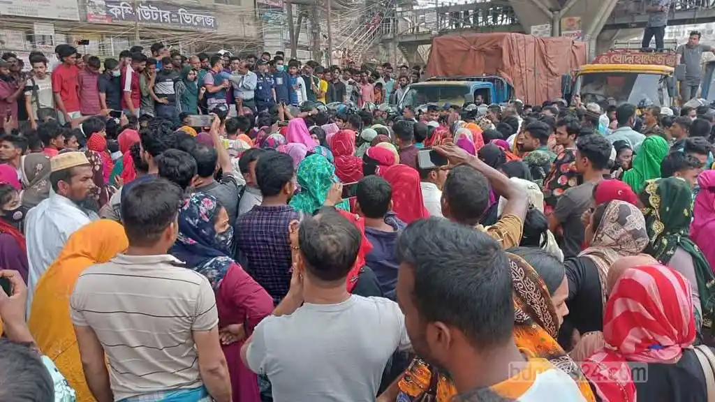 বকেয়া বেতনের দাবিতে ঢাকা-সিলেট মহাসড়ক অবরোধ, দীর্ঘ যানজটে ভোগান্তি