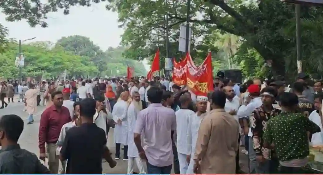 জিয়া উদ্যানে নেতাকর্মীদের ঢল, প্রতিষ্ঠাবার্ষিকীতে উৎসবের আমেজ