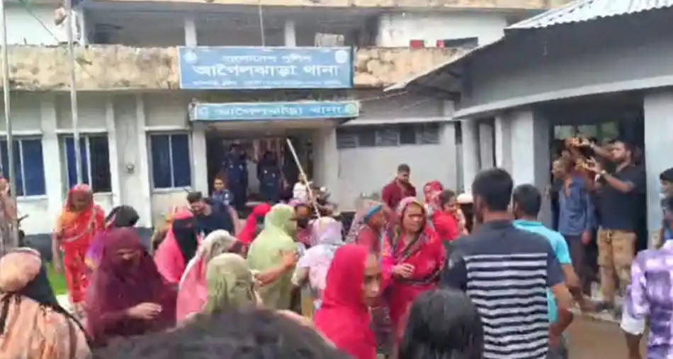 আগৈলঝাড়ায় থানা ঘেরাও করে বিক্ষোভ, পুলিশের সঙ্গে সংঘর্ষে আহত ১২