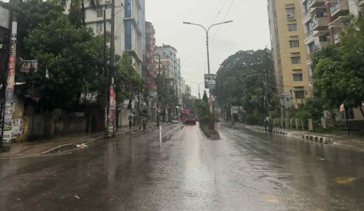ঢাকায় বজ্রবৃষ্টির আভাস, ৭ অঞ্চলে ৬০ কিমি বেগে ঝড়ের সতর্কতা