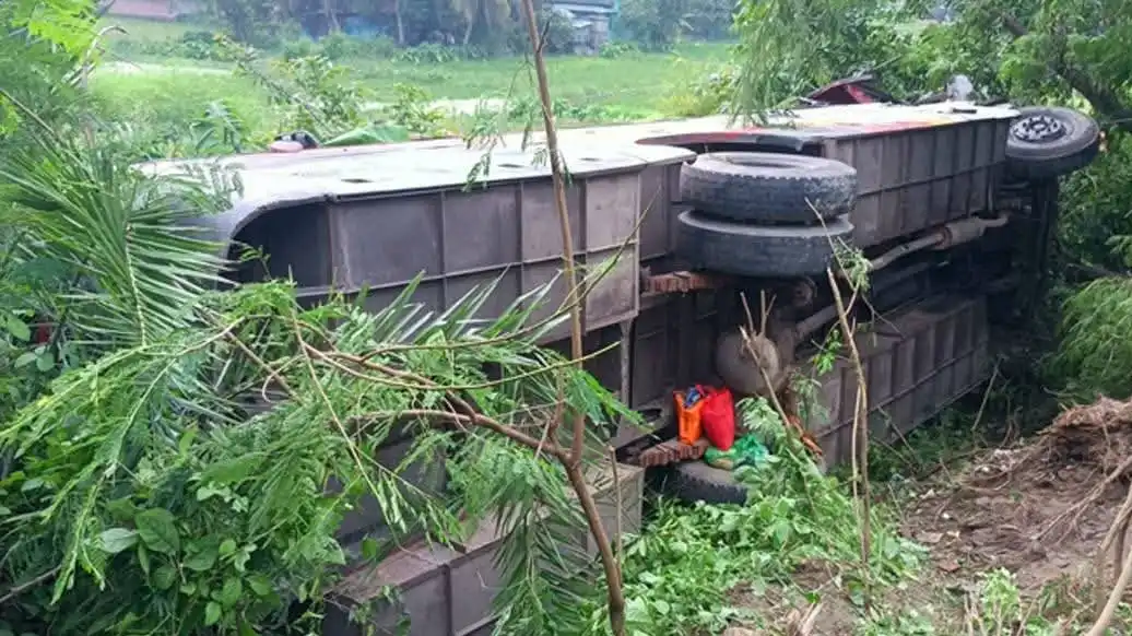 গোপালগঞ্জে দুই বাস ও ট্রাকের ত্রিমুখী সংঘর্ষে নিহত ১, আহত ৬০