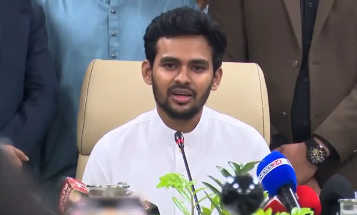 সবার সঙ্গে সম্পর্কের দরজা খোলা রেখে বাণিজ্যিক ও সামরিক চুক্তিতে যেতে হবে: আসিফ মাহমুদ
