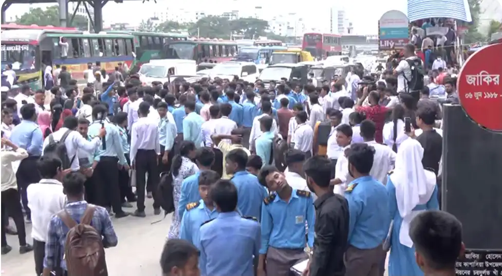 উত্তরায় শিক্ষার্থীদের সড়ক অবরোধ, রাস্তার দুইপাশে যানজট